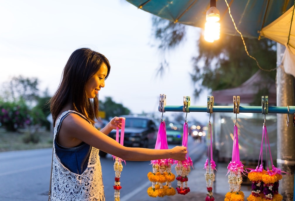 Woman picking the flower in street market